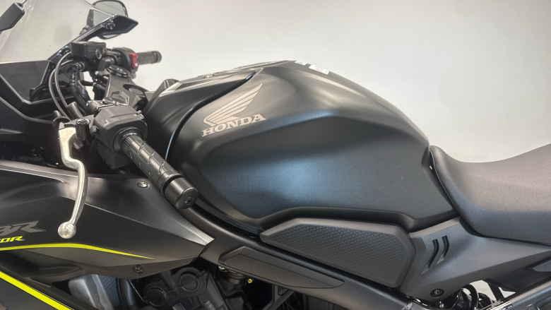 24MY Honda CBR650R E-Clutch